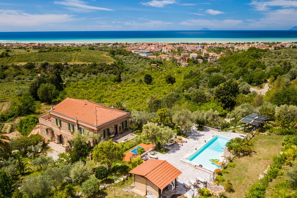 Fotografia col drone di un casale storico in Sicilia